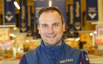Tim Raue in einer Metro Uniform