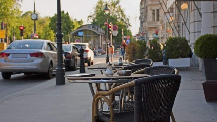 Tisch am Straßenrand