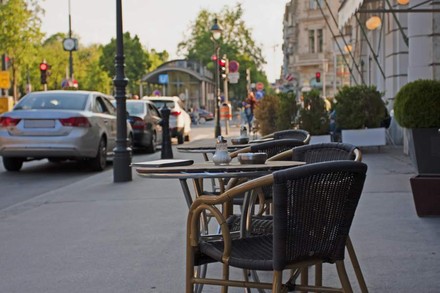 Tisch am Straßenrand