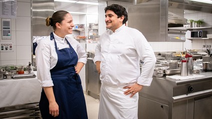 Mauro Colagreco und seine Chef de Cuisine, Paloma Boitier, in der Küche des Restaurants "the K" im Schweizer Kulm Hotel St. Moritz