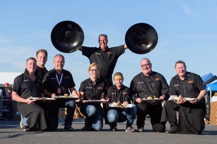 Die Gewinner vom Grillteam GutGlut um Teamchef Michael Hoffmann (M) posieren am 07.08.2016 während der Deutschen Grillmeisterschaften in Fulda. (Foto: dpa)
Die Gewinner vom Grillteam GutGlut um Teamchef Michael Hoffmann präsentieren ihre Speisen