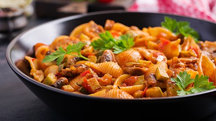 Pasta mit Hirschsoße und Gemüse