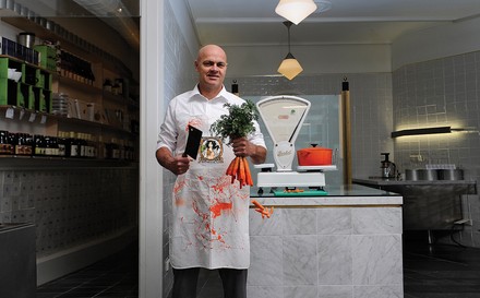 Ein Koch mit Möhren in der Hand