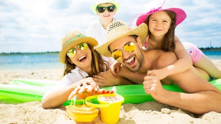 Eine Familie am Strand
