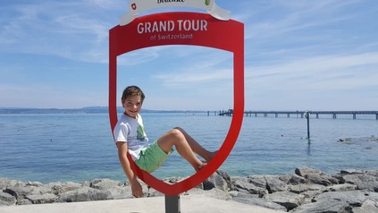 Ein Junge lässt sich am Bodensee fotografieren