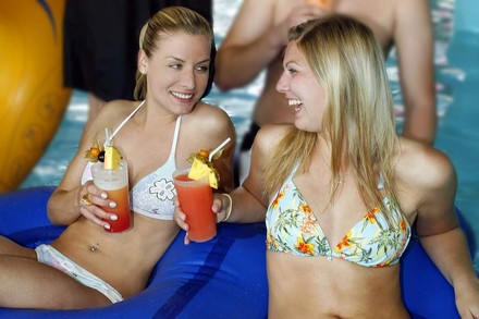 Zwei hübsche Frauen im Bikini in der Therme ERding mit Cocktails