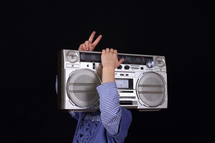 Kind mit Kassettenrecorder