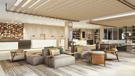 Auch die Lobby ist mit neuer Sofaecke zum Relaxen und Tischen für produktives Arbeiten ganz im Sinne von Work Well ausgestattet. (Foto: © Marriott International)