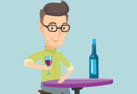 Mann mit Rotweinglas an Tisch