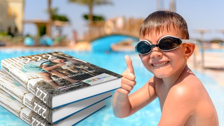 Ein Kind an einem Hotelpool