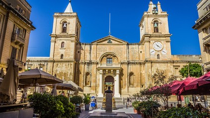 Cafes mit Schirmen und Tischen vor der St. John's Co-Cathedral in Valetta, Malta