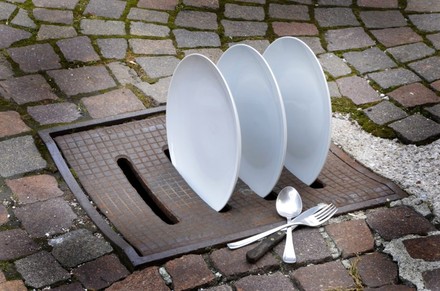 © Comugnero Silvana / FOTOLIA
Geschirr im Gulli