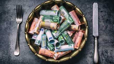 Ein Bündel Geldscheine auf einem Teller