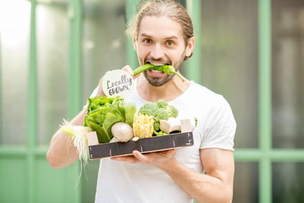 Gemüseeintöpfe, Fruchtcurrys, Sojageschnetzeltes – die Gerichte von Sattgrün kommen auch bei Nichtveganern gut an. (©rh2010/Fotolia)
Ein junger Mann mit diversem Gemüse in der Hand beißt in eine Pepperoni auf der Locally Grown steht