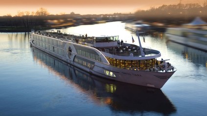 Ein Kreuzfahrtschiff auf einem Fluss