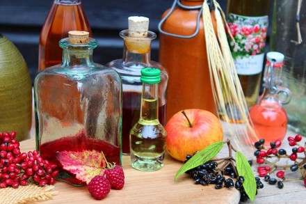 Diverse Liköre und Schnäpse auf einem Tisch mit frischem Obst