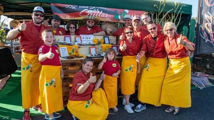 Dirk Poerschke und sein Team zeigt das Daumen Hoch Symbol vor ihrem Stand