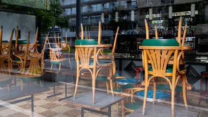 Restaurant in dem die Stühle hochgestellt sind