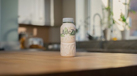 Eine Papierflasche von Coca Cola