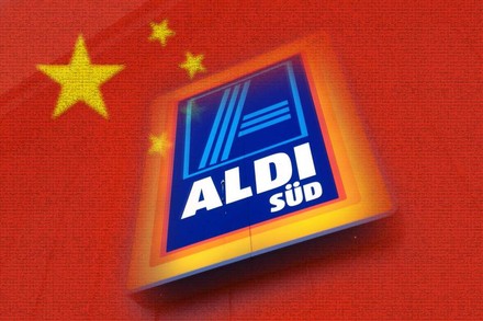 Das Aldilogo auf einer chinesischen Flagge