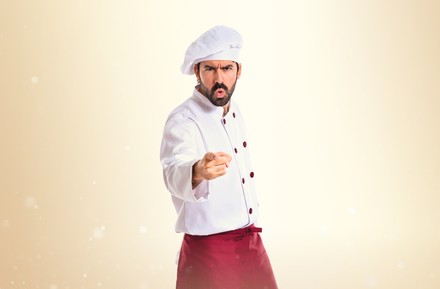 Koch deutet wütend Richtung Kamera