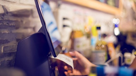 Ein Kassenbon kommt aus einer Kasse