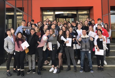 Eine große Gruppe Hotellerie-Azubis