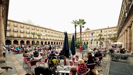 Restaurants und Cafés auf der Plaza Nueva in Bilbao, im Baskenland