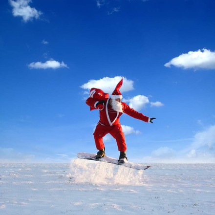 Snowboardfahrer, als Weihnachtsmann verkleidet