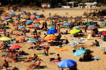 Zu viel des Guten? Mallorca wehrt sich gegen Touristenmassen. (©pexels)
Panorama eines überfüllten Strands auf Mallorca