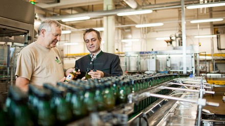 Braumeister Ralf Freitag (r.) und ein Mitarbeiter der Mohrenbrauerei