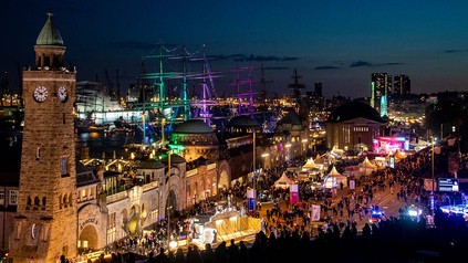 Tausende Besucher des Hafengeburtstags feiern an den Landungsbrücken. Die Hamburger betrachten den 7. Mai 1189 als Geburtstag ihres Hafens - damals wurde den Bürgern Zollfreiheit für ihre Schiffe auf der Elbe von der Stadt bis zur Nordsee gewährt. Es gilt als weltweit größtes Hafenfest. (Foto: © picture alliance/dpa | Axel Heimken)