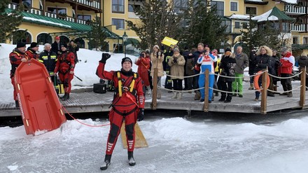 Einsatztaucher Stephan Holzer ist glücklich über den Sieg.