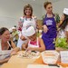 Ulrike Höfken, Dunja Kleis und Sarah Wiener kochen gemeinsam mit Schülern bei der Ich kann kochen-Kochgruppe an der Leibnizschule