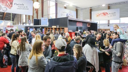 Besucher auf Messe Intervino