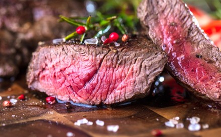 aufgeschnittenes Steak, medium rare