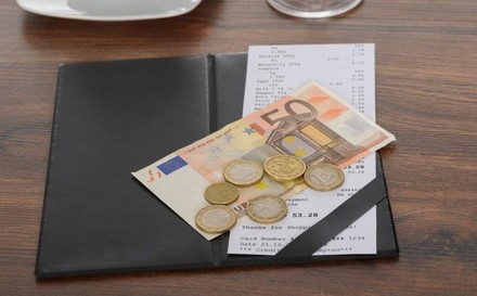 Geld liegt auf einer Restaurantrechnung