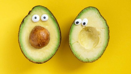 Zwei halbe Avocados mit Glupschaugen