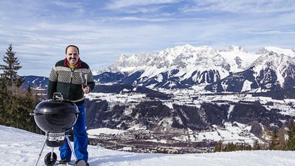 Johann Lafer mit Grill in den Alpen