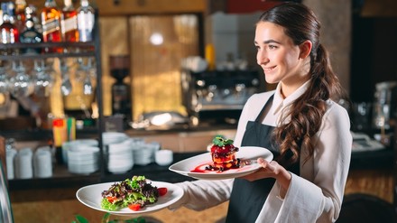 Eine kellnerin in einem Lokal
