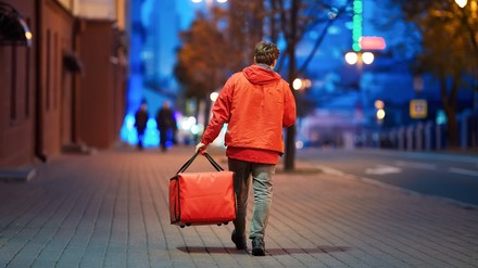 Ein Mitarbeiter eines Lieferdiensts