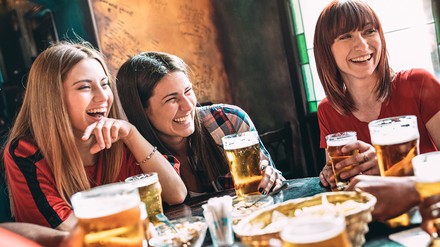 Menschen in einer Jugendherberge