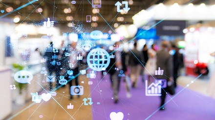 Über 1.000 Teilnehmer haben sich bereits für die INTERGASTRA digital angemeldet. (Foto: © metamorworks/stock.adobe.com)
Vernetzte Internet-Symbole vor einer Messekulisse
