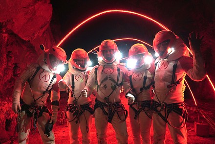 Eine Gruppe Astronauten auf dem Mars