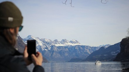 Mann nimmt vertikales Video am Walensee auf
