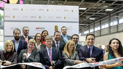 Vorne, von links nach rechts: Patricia Eversbusch, Direktorin Mexikanisches Fremdenverkehrsbüro; Iris Gleicke, Staatssekretärin im Wirtschaftsministerium; Enrique de la Madrid Cordero, Tourismusminister von Mexiko; Lourdes de Berho, CEO des Mexikanischen Fremdenverkehrsbüros; Alejandro Riverra-Becerra, Geschäftsträger der Mexikanischen Botschaft in Deutschland