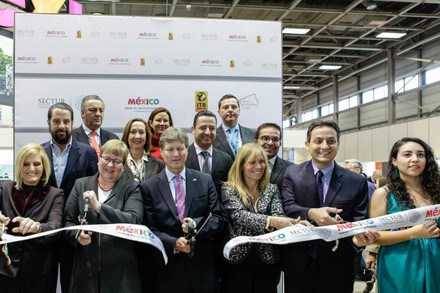 Vorne, von links nach rechts: Patricia Eversbusch, Direktorin Mexikanisches Fremdenverkehrsbüro; Iris Gleicke, Staatssekretärin im Wirtschaftsministerium; Enrique de la Madrid Cordero, Tourismusminister von Mexiko; Lourdes de Berho, CEO des Mexikanischen Fremdenverkehrsbüros; Alejandro Riverra-Becerra, Geschäftsträger der Mexikanischen Botschaft in Deutschland