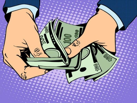 Mann zählt Banknoten