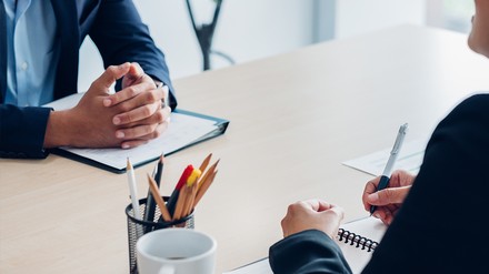 Bei einem Bewerbungsgespräch fällen Personalverantwortliche ihr Urteil oft schon nach wenigen Sekunden. (© weedezign/stock.adobe.com)
Ein Bewerbungsgespräch