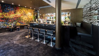 Barkeeper mixt Getränk in moderner Bar